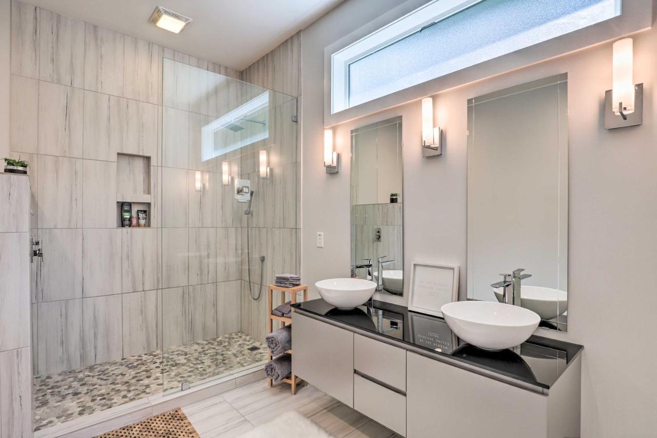 Luxe With Stunning Mountain Views!